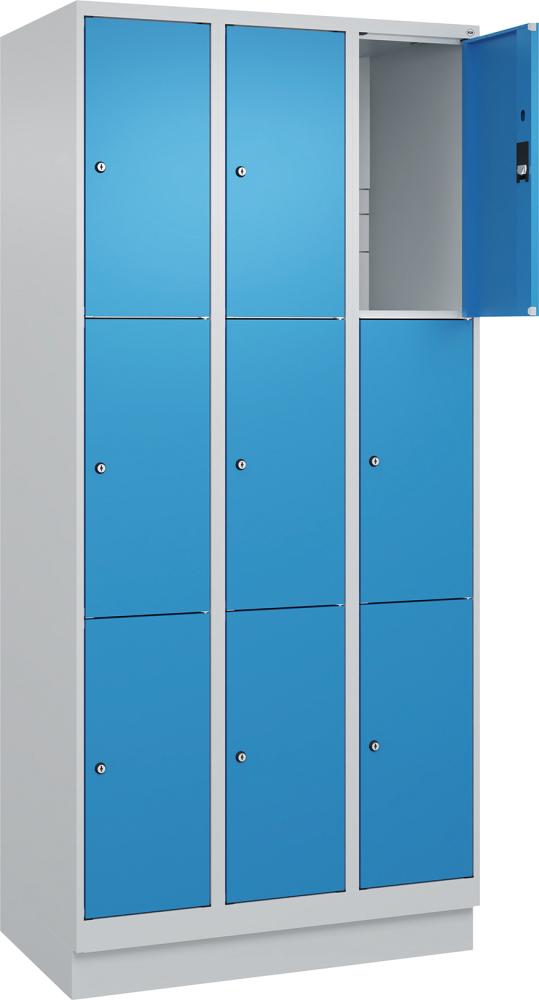 Fächerschrank CLASSIC B900xT500xH1950 mm RAL 7035/5012, 3x3 Fächermit 100 mm hohem Sockel